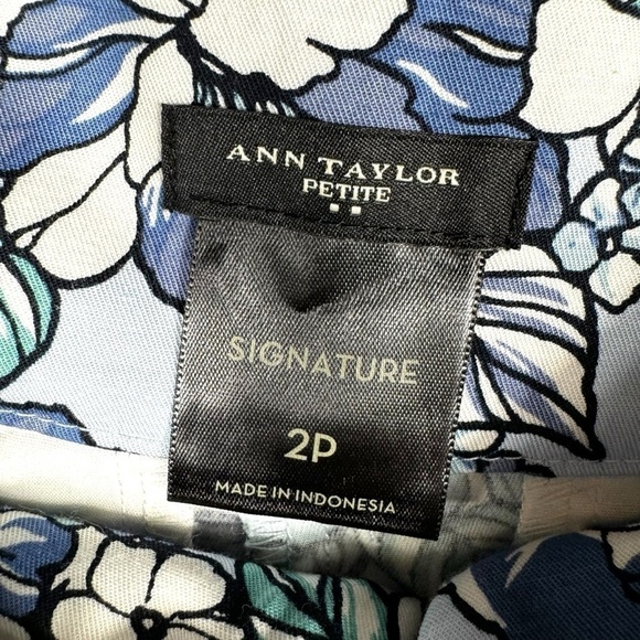 4 for $20 SALE! Ann Taylor Factory Signature Fit Shorts, Blue Floral, Size 2P - Picture 5 of 9